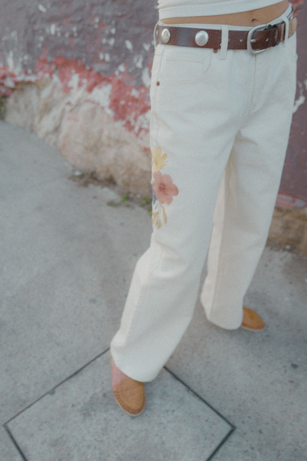 The Chloe 5-Pocket Pant - Off White Floral Burst